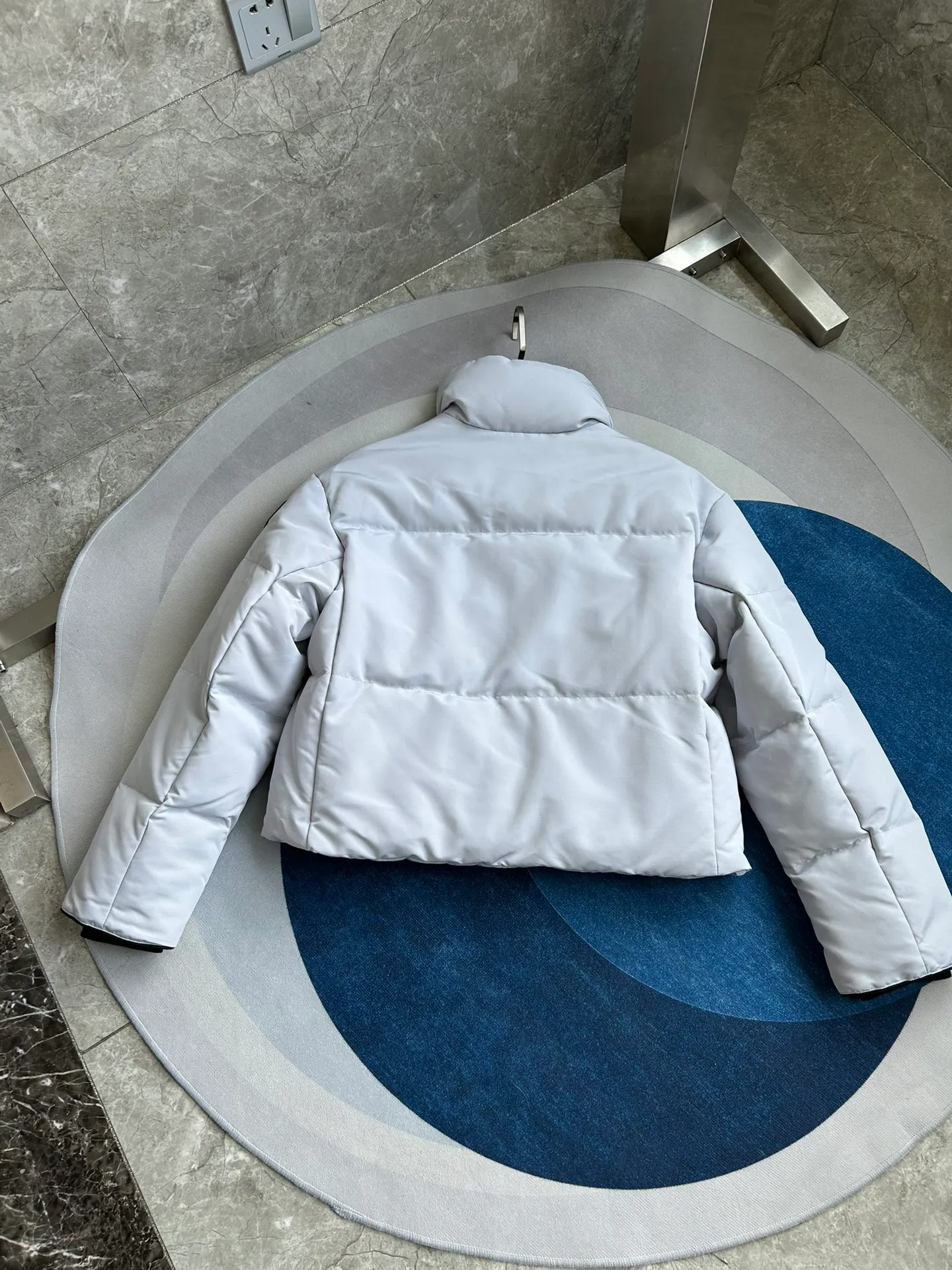 P880 E2266WB Grandview black label short jacket down jacket. Constructed from Arctic Tech recycled fabric®, it features a cinchable hem for sleek styling and storage. Color: White Star White. Size: XS S M L XL.
